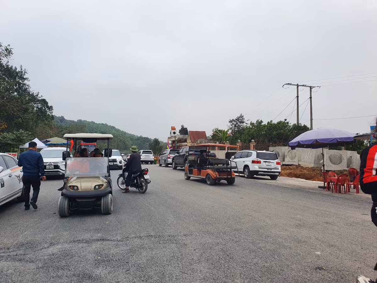 Cam xe dien 4 banh hoat dong cho khach tai Khu di tich Con Son-Hinh-2