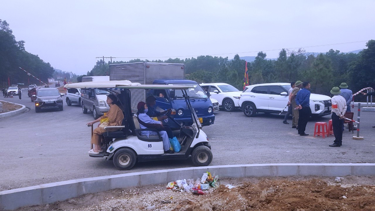 “Các bãi xe và các dịch vụ, hàng quán là do địa phương quản lý. Ban Quản lý di tích Côn Sơn – Kiếp Bạc chỉ phối kết hợp để giữ cảnh quan chung còn trách nhiệm duy trì, quản lý là do phường Cộng Hòa phụ trách. Hệ thống xe điện hiện Ban Quản lý di tích Côn Sơn – Kiếp Bạc chưa thành lập và chưa tổ chức hoạt động dịch vụ này. Các xe điện trên hoàn toàn tự phát, chưa cơ quan chức năng nào cấp phép hoạt động. Hiện Ban quản lý đang xây dựng đề án trong đó có xe điện, nhưng chưa thực hiện”, đại diện Ban Quản lý di tích Côn Sơn-Kiếp Bạc cho biết.