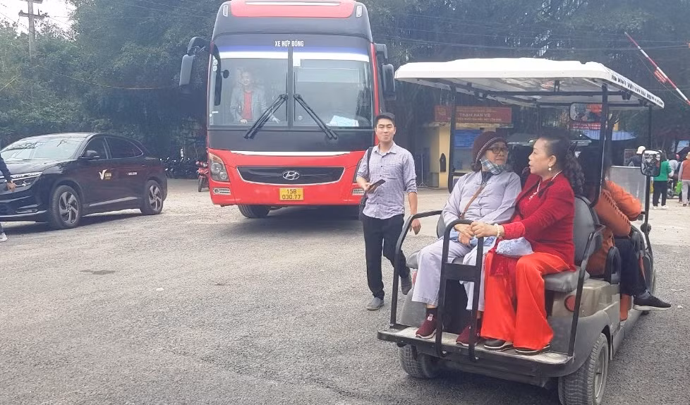 Trao đổi với PV, một lãnh đạo Ban Quản lý di tích Côn Sơn-Kiếp Bạc cho biết, những xe điện hoạt động như PV phản ánh là hoàn toàn tự phát. Người dân mua lại một số xe điện cũ từ các doanh nghiệp kinh doanh sân golf về đây hoạt động.