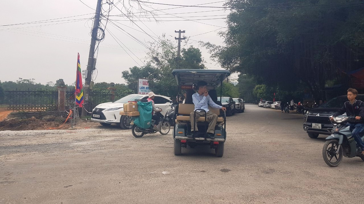 Ghi nhận phản ánh của PV, lãnh đạo UBND TP Chí Linh cho biết, ông đã có chỉ đạo kiểm tra, xử lý tình trạng xe điện hoạt động trái phép tại bãi đỗ xe số 1, dẫn vào chùa Côn Sơn, thuộc khu di tích quốc gia đặc biệt Côn Sơn-Kiếp Bạc.