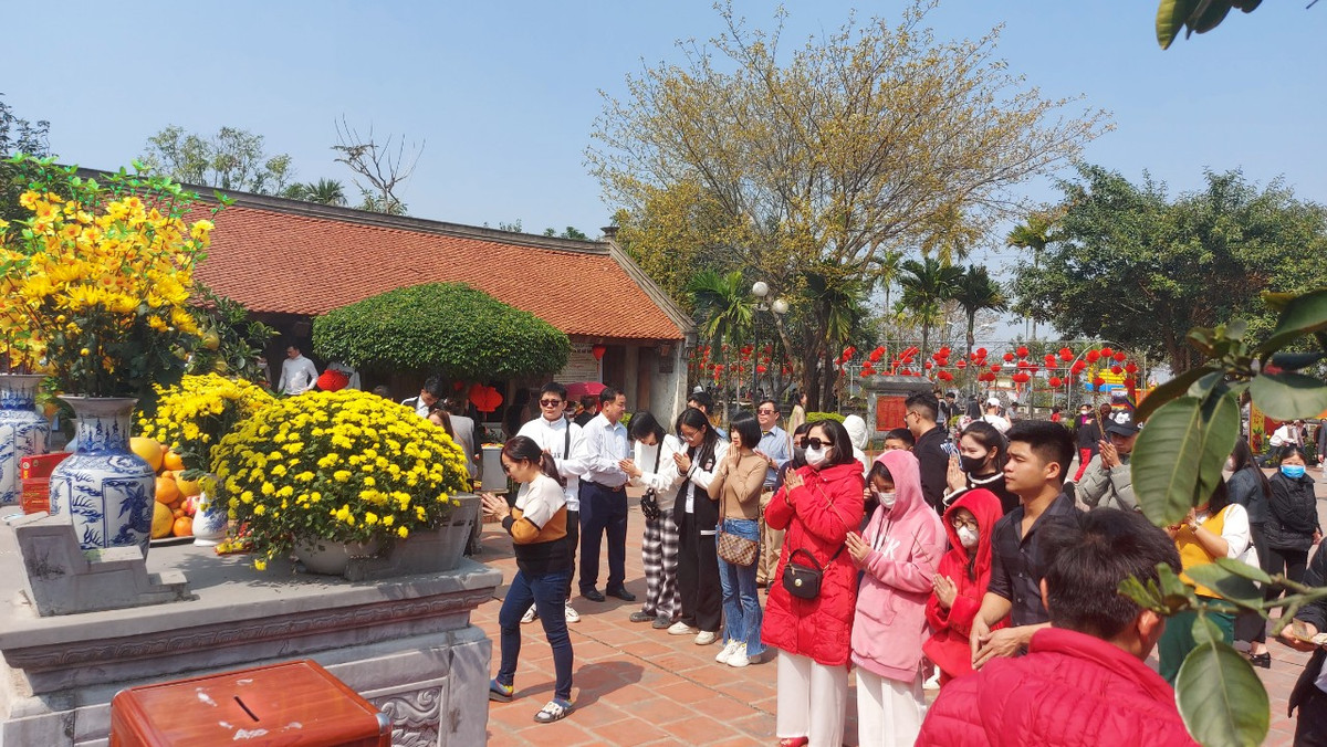 Đầu xuân, hơn vạn du khách về đền Bia dâng hương Đại danh y Tuệ Tĩnh - Hình 3 Dau xuan, hon van du khach ve den Bia dang huong Dai danh y Tue Tinh-Hinh-3