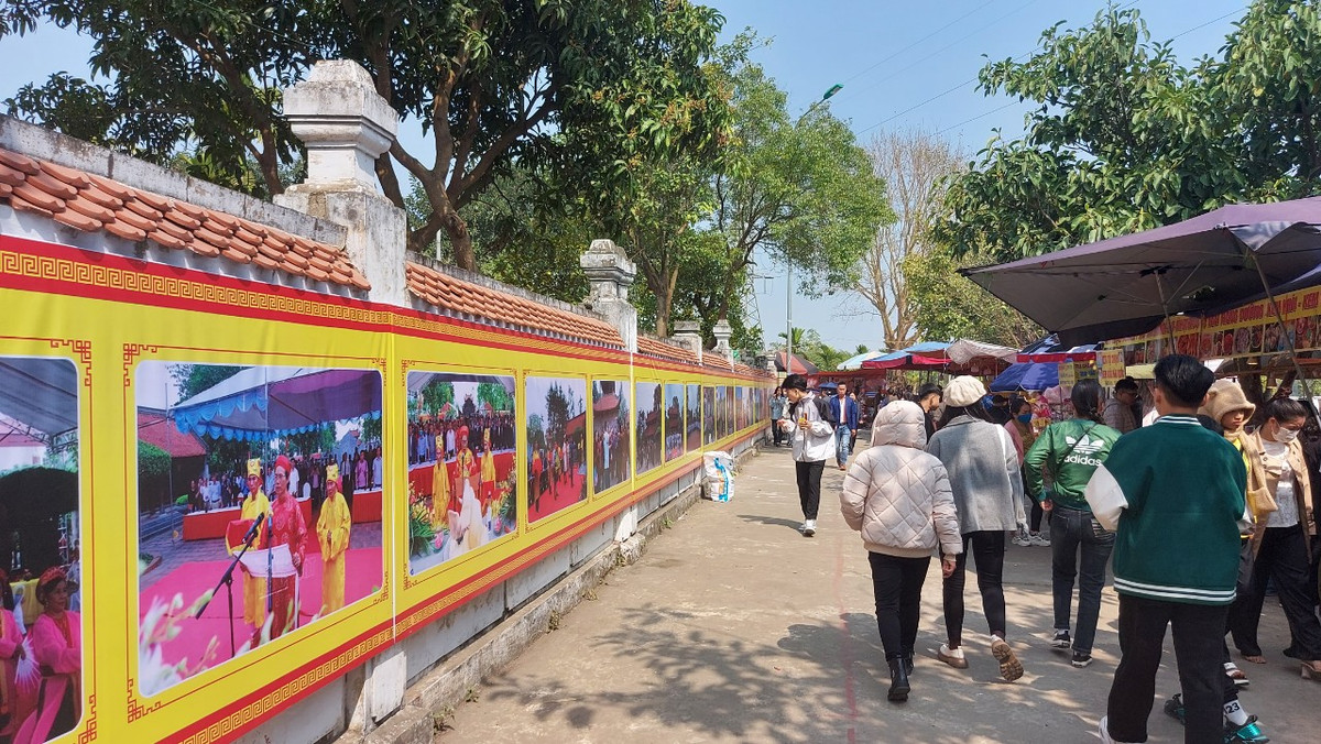 Đầu xuân, hơn vạn du khách về đền Bia dâng hương Đại danh y Tuệ Tĩnh - Hình 4 Dau xuan, hon van du khach ve den Bia dang huong Dai danh y Tue Tinh-Hinh-4