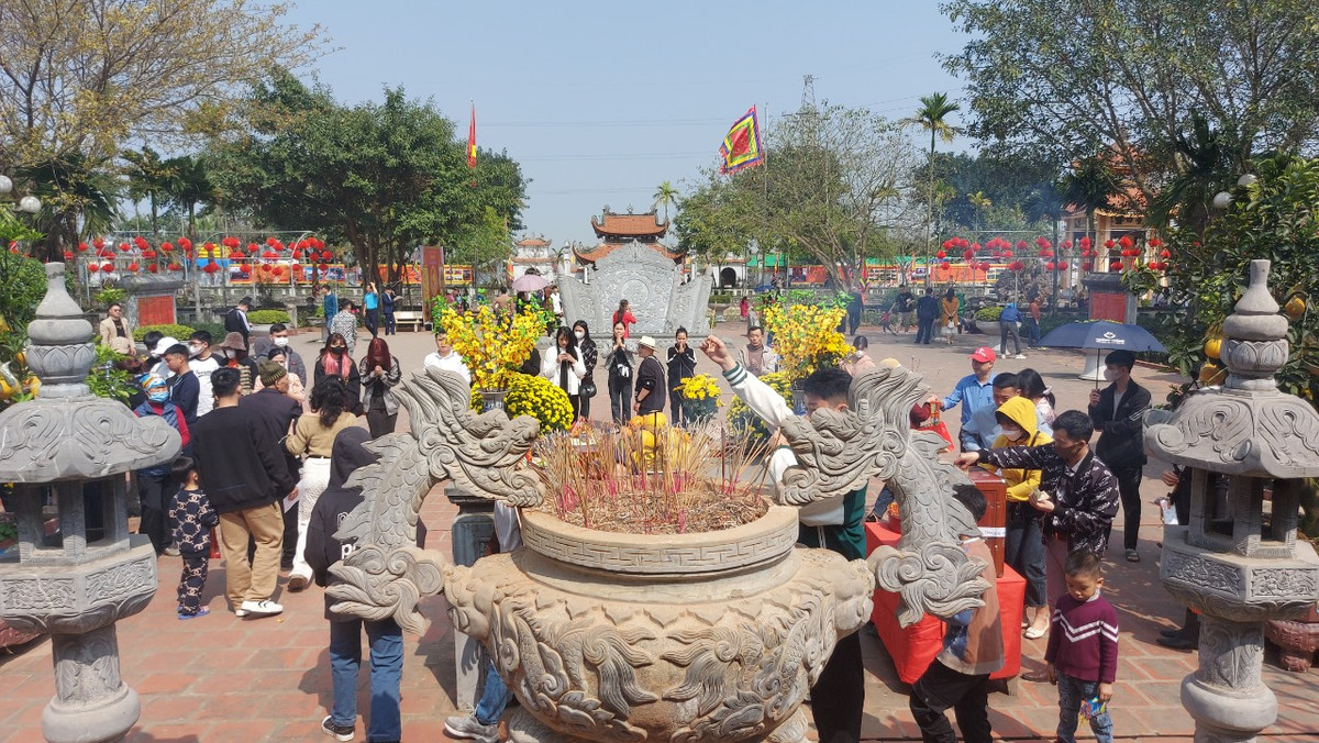 Đầu xuân, hơn vạn du khách về đền Bia dâng hương Đại danh y Tuệ Tĩnh - Hình 8 Dau xuan, hon van du khach ve den Bia dang huong Dai danh y Tue Tinh-Hinh-8