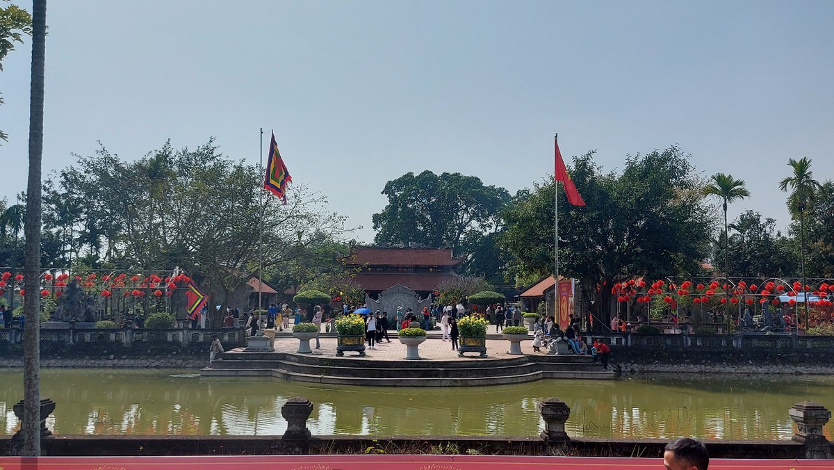 Đầu xuân, hơn vạn du khách về đền Bia dâng hương Đại danh y Tuệ Tĩnh Dau xuan, hon van du khach ve den Bia dang huong Dai danh y Tue Tinh