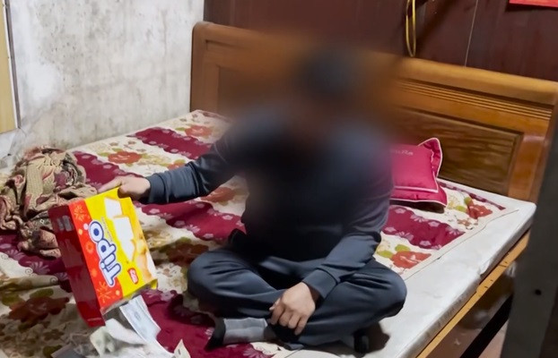 Động thái này diễn ra sau khi một kênh truyền hình đăng phát đoạn video phản ánh một số cán bộ trực tại Đền Ông Hoàng Mười nghi vấn có dấu hiệu lấy tiền công đức. Theo đoạn video này, sau khi du khách bỏ tiền trên ban thờ làm lễ sẽ có một người thu lại bỏ vào hòm công đức. Tuy nhiên, có một người khác lấy tiền trên các ban thờ rồi nhét vào vỏ hộp bánh quy đã bóc sẵn, sau đó đưa về cất tại giường của cá nhân. 