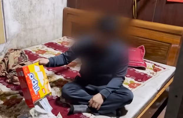 Động thái này diễn ra sau khi một kênh truyền hình đăng phát đoạn video phản ánh một số cán bộ trực tại Đền Ông Hoàng Mười nghi vấn có dấu hiệu lấy tiền công đức. Theo đoạn video này, sau khi du khách bỏ tiền trên ban thờ làm lễ sẽ có một người thu lại bỏ vào hòm công đức. Tuy nhiên, có một người khác lấy tiền trên các ban thờ rồi nhét vào vỏ hộp bánh quy đã bóc sẵn, sau đó đưa về cất tại giường của cá nhân. 