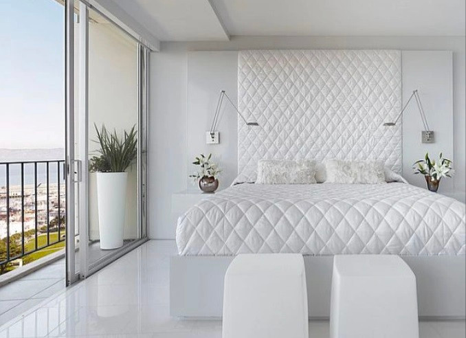 Màu trắng thường khiến không gian tươi sáng và trang nhã. Màu sắc này cũng giúp bạn cảm thấy dễ chịu. Tuy nhiên, phòng ngủ màu trắng có thể mang lại cảm giác trống trải và khiến bạn sợ hãi khi phải ngủ một mình (Ảnh: Decoist). 