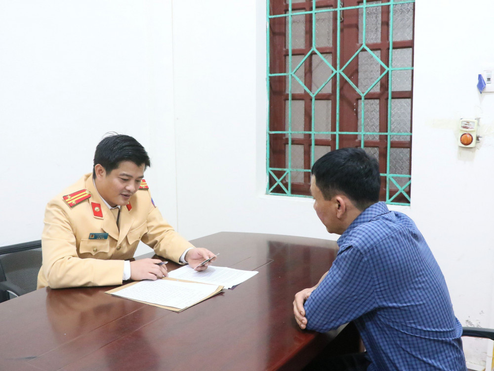 Xử phạt tài xế xe biển xanh lắp còi ưu tiên tại sân bay Vinh Xu phat tai xe xe bien xanh lap coi uu tien tai san bay Vinh