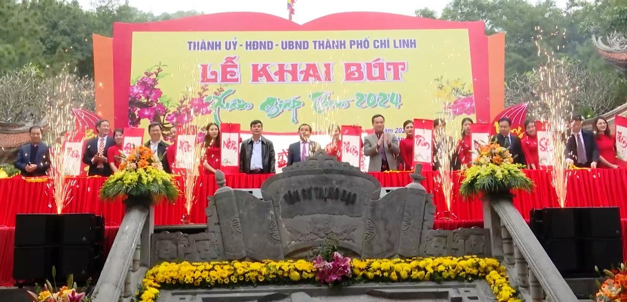 Các đại biểu trình chữ sau khi khai bút.