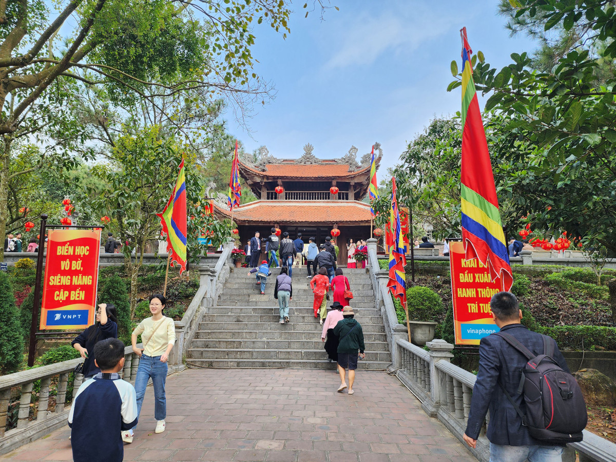 Nhiều người dân, du khách đến dự lễ khai bút.