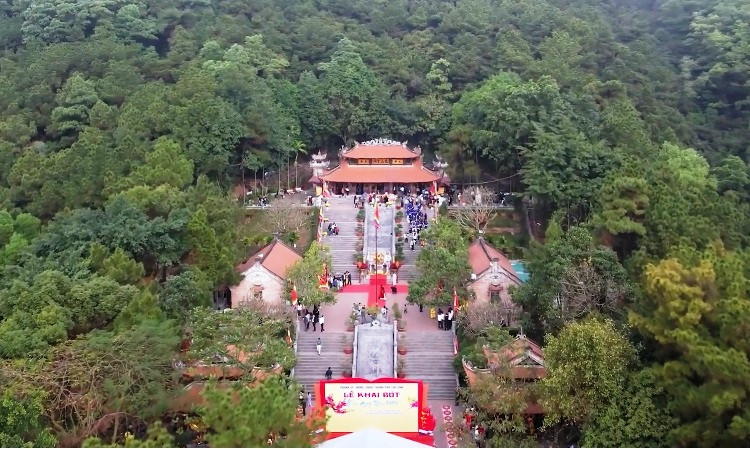 Quang cảnh Đền thờ Nhà giáo Chu Văn An trong ngày diễn ra lễ khai bút. 