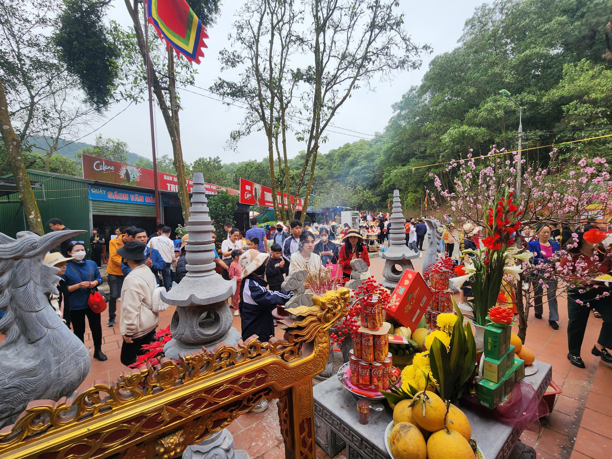 Đông đảo học sinh đến xin chữ, dâng hương tại đền thầy giáo Chu Văn An.