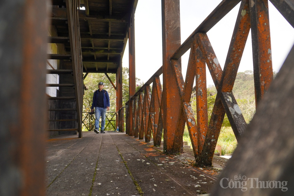 Hành lang phía ngoài tầng 1 công trình bằng gỗ, xuống cấp do chịu tác động trực tiếp theo thời gian và sự khắc nghiệt của thời tiết. 