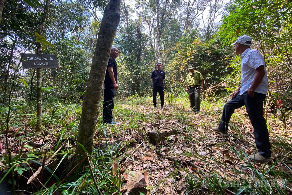 Chuồng ngựa, được cho là nơi chăn nuôi và thí nghiệm điều chế huyết thanh của bác sĩ cách ngôi nhà gỗ không xa, hiện chỉ còn nền móng cũ và bồn đá đầy cỏ dại. 