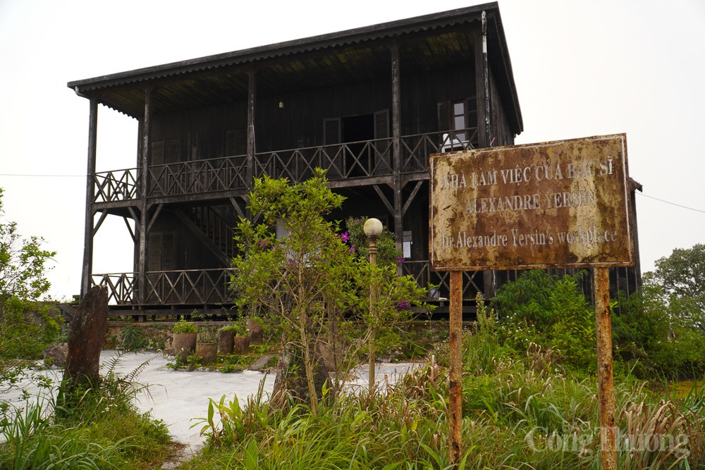 Ông A. Yersin là bác sĩ, nhà vi khuẩn học và nhà thám hiểm người Pháp gốc Thuỵ Sĩ. Năm 1891, ông đến sống tại Nha Trang và làm việc ở đây cho đến khi mất (1943). Khoảng đầu thế kỷ XX, bác sĩ A. Yersin khám phá ra Hòn Bà, ông cũng là người khám phá ra cao nguyên Lang Biang (tỉnh Lâm Đồng).