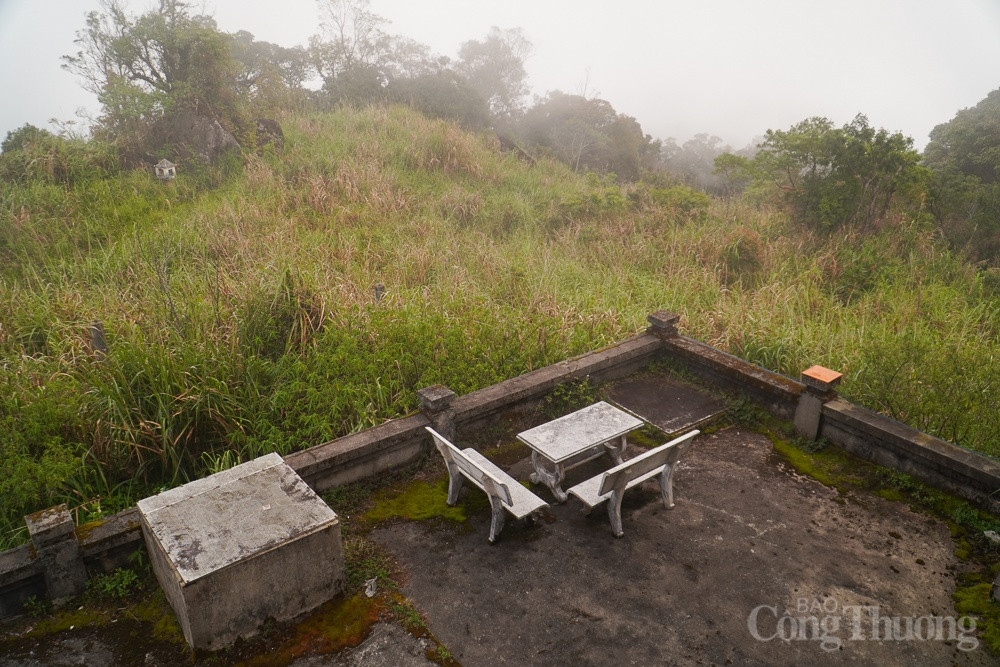 Vừa qua, UBND tỉnh Khánh Hòa đã có văn bản về việc triển khai thí điểm tham quan đỉnh Hòn Bà, nhằm tạo điều kiện cho người dân tham quan đỉnh núi và di tích Nhà làm việc của bác sĩ A. Yersin. Theo ông Lê Kim Hoàn Vũ, Phó Hạt trưởng Hạt Kiểm lâm Hòn Bà, hiện nay du khách muốn ghé tham quan di tích phải đăng ký với lực lượng Ban Quản lý khu bảo tồn thiên nhiên Hòn Bà, khi đăng ký sẽ có người dẫn đường, hướng dẫn cụ thể.
