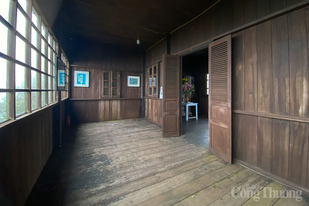 Từ ban công tầng 2 nhìn xuống toàn cảnh núi rừng với mây mù che phủ. Do ở độ cao hơn 1.500m, đỉnh Hòn Bà thường chìm trong lớp sương mù rất dày, thời tiết mát mẻ, dễ chịu. Vì thế, nơi đây thường được ví như lá phổi xanh của tỉnh Khánh Hòa, hay thậm chí được nhiều du khách gọi với cái tên "Đà Lạt của Khánh Hòa", "Đà Lạt thứ hai"...