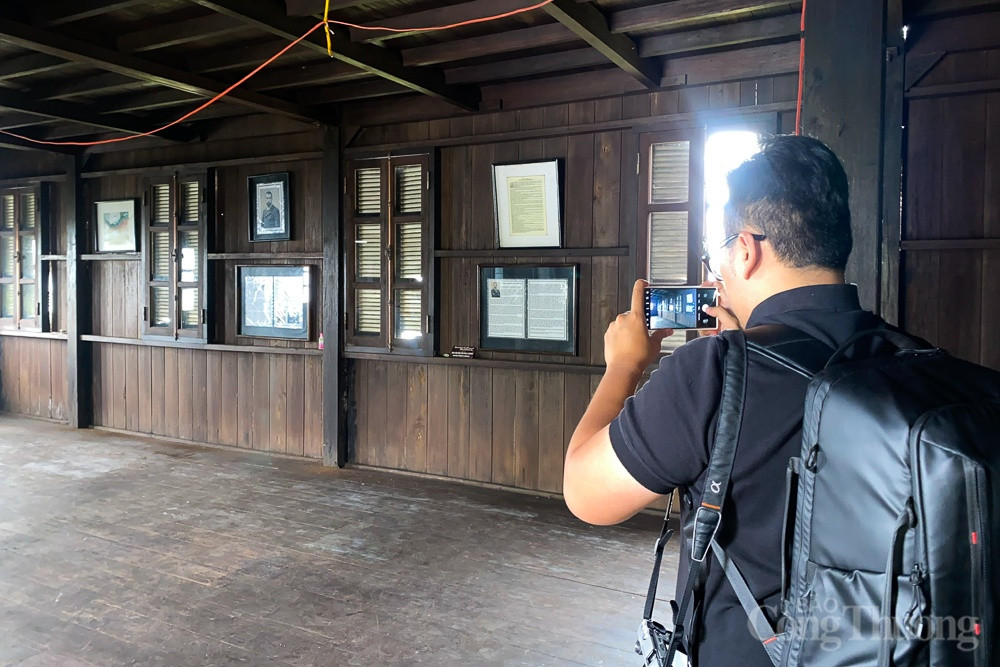 Tầng 1 là không gian trưng bày một số vật dụng thường ngày của bác sĩ A. Yersin và giới thiệu một số thông tin liên quan đến cuộc đời của ông. 