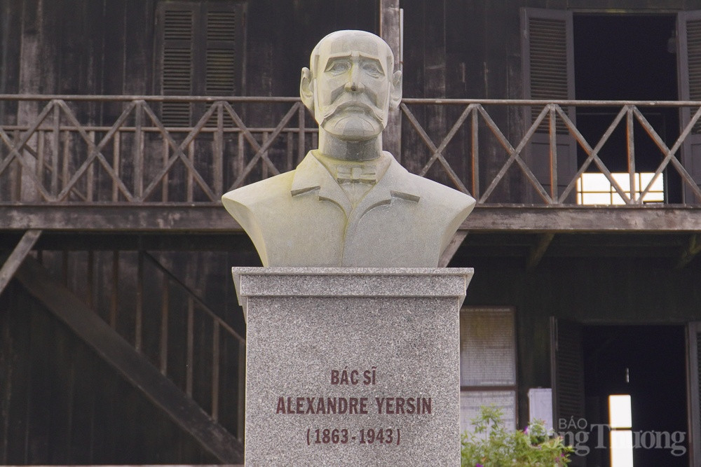 Nhà làm việc của bác sĩ A. Yersin có tổng diện tích sàn khoảng 200m2, kết cấu 2 tầng, lắp ghép bằng gỗ sơn màu đen, mái lợp tôn nâu đỏ, dùng để trưng bày các hình ảnh, hiện vật liên quan đến cuộc đời sự nghiệp của ông.