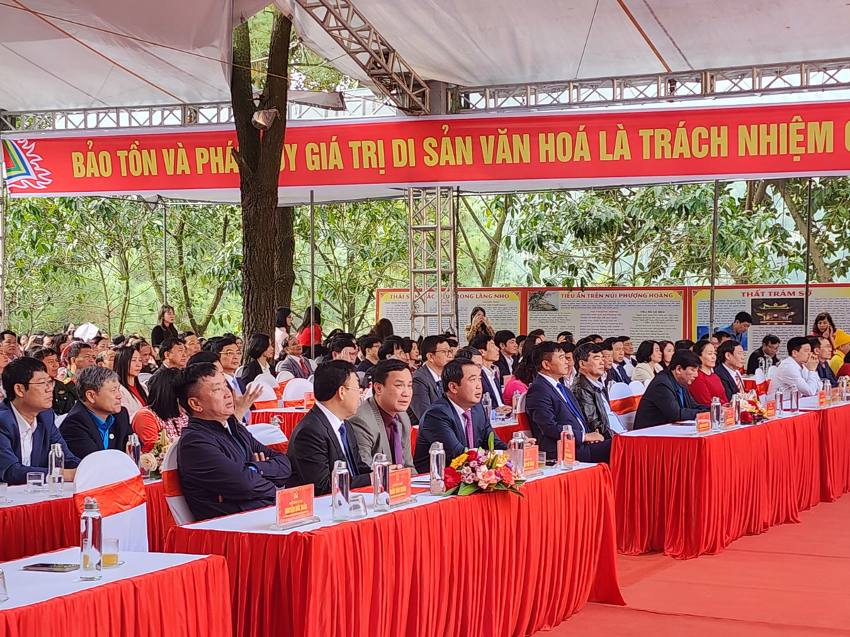 Cùng dự Lễ khai bút xuân Giáp Thìn 2024 do Thành ủy, HĐND, UBND thành phố Chí Linh tổ chức còn có ông Triệu Thế Hùng, Chủ tịch UBND tỉnh Hải Dương; lãnh đạo một số vụ, cục thuộc Ban Tuyên giáo Trung ương, Bộ Thông tin và Truyền thông, một số cán bộ trong Ban Thường vụ Tỉnh ủy; lãnh đạo các ban, sở, ngành, địa phương trong tỉnh Hải Dương; lãnh đạo một số địa phương các tỉnh, thành phố lân cận; đại diện một số nhà trường và các em học sinh, sinh viên; cùng đông đảo nhân dân, du khách thập phương.