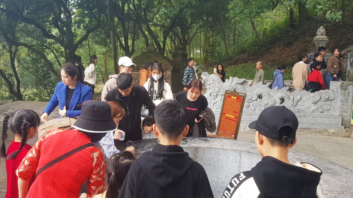 Ve Con Son, uong nuoc thieng Gieng Ngoc hon 700 nam-Hinh-2