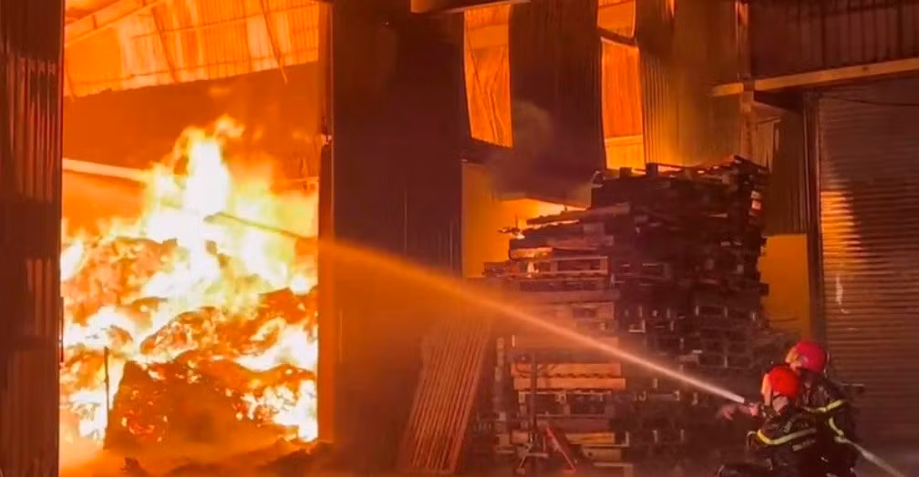 Hai Duong: Chay lon tai cong ty Hoang Le, thiet hai the nao?-Hinh-4