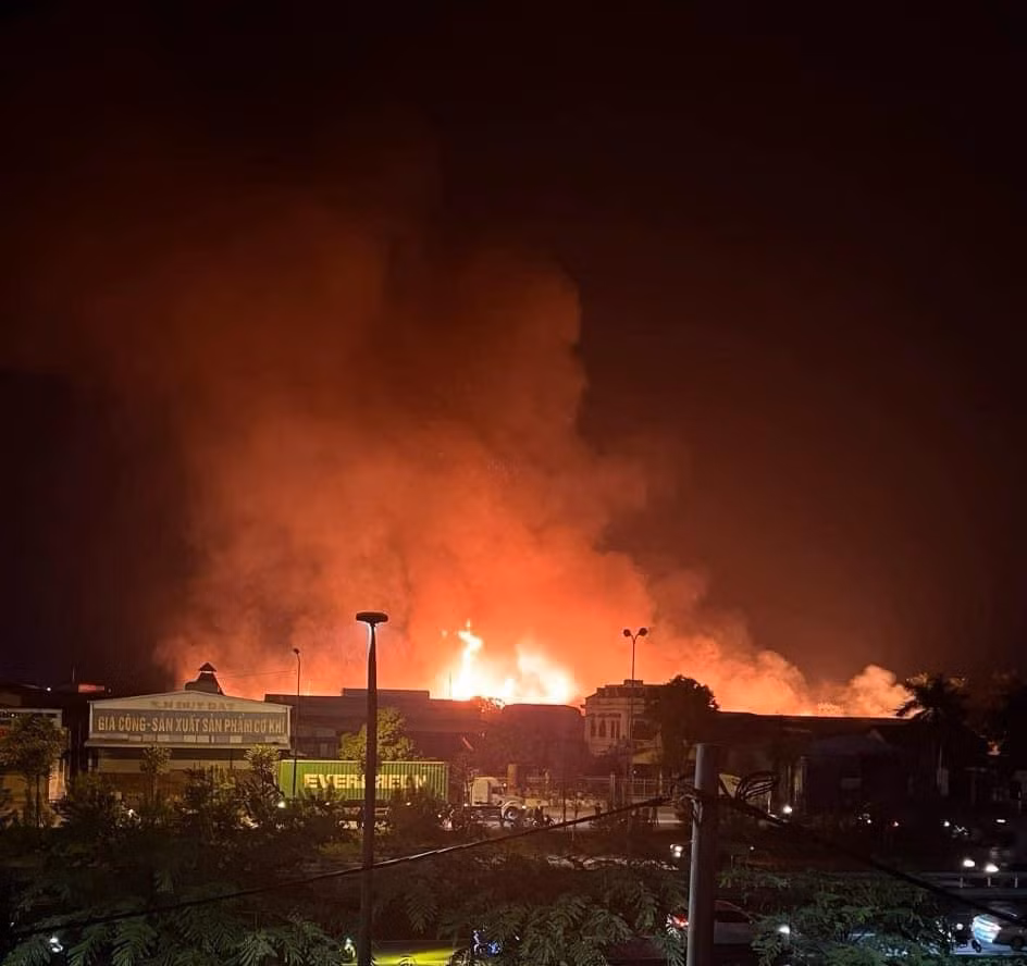 Hai Duong: Chay lon tai cong ty Hoang Le, thiet hai the nao?-Hinh-5