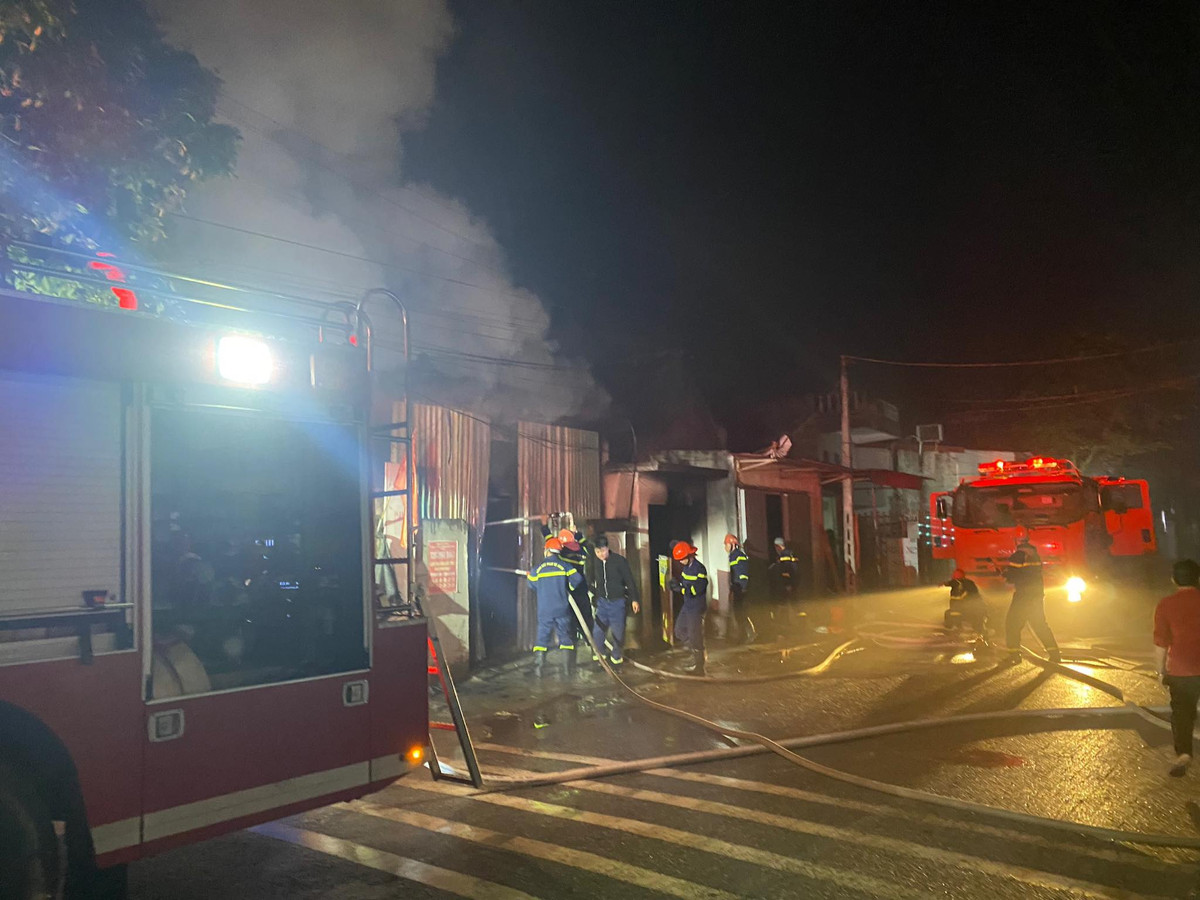 Hai Phong: 3 me con tu vong trong vu chay nha tro luc rang sang