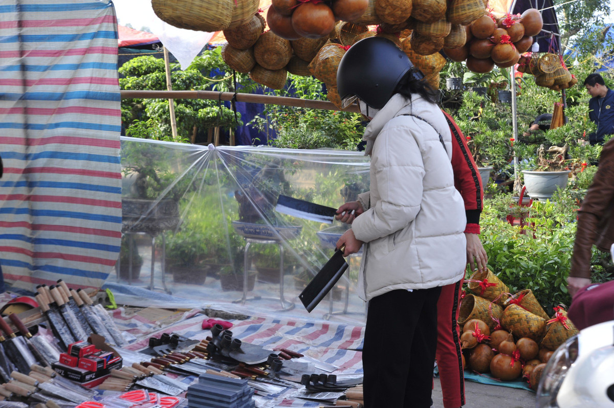 Dao, cuốc ở chợ Viềng đắt khách.