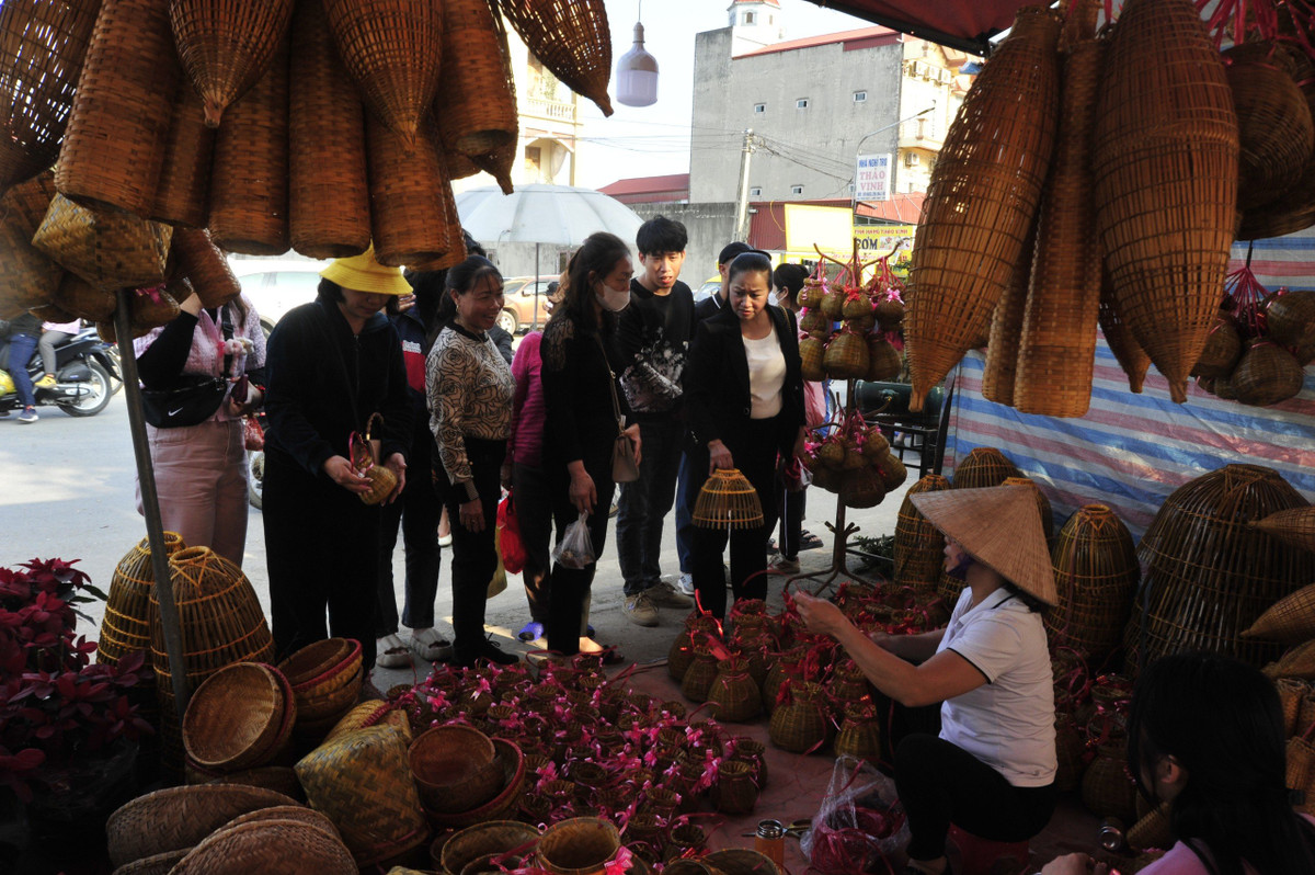 Các gian hàng nông cụ như đó, giỏ cũng đông người ghé mua