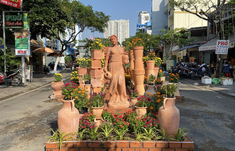 Bên cạnh đó, chợ hoa năm nay có thêm mô hình trưng bày giới thiệu sản phẩm gốm đỏ nghệ thuật của tỉnh Vĩnh Long tại đường Nguyễn Văn Của.
