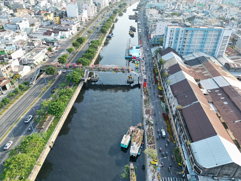 Những ngày cận Tết, Chợ hoa Xuân bến Bình Đông luôn tấp nập ghe thuyền mang hoa, cây kiểng từ các tỉnh miền Tây về TP HCM bày bán. 