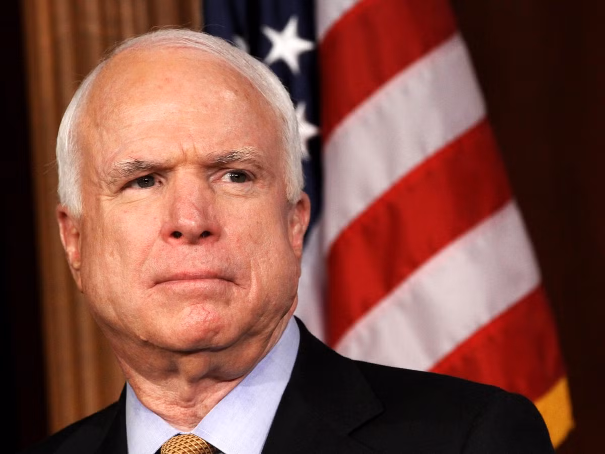 Dù cho việc dỡ bỏ lệnh cấm vận vũ khí đối với Việt Nam nhận được nhiều sự ủng hộ từ các quan chức chính phủ Mỹ, thành viên Quốc hội. Ví dụ như, hồi năm 2014, chính Ngoại trưởng Mỹ John Kerry là người tuyên bố dỡ bỏ một phần lệnh cấm vận vũ khí sát thương đối với Việt Nam. Các nhân vật kỳ cựu, quyền lực trong Quốc hội Mỹ, như thượng nghị sĩ đảng Cộng hòa John McCain ủng hộ việc dỡ bỏ lệnh cấm vận. Ông McCain là Chủ tịch Ủy ban Quân lực Thượng viện - một ủy ban này rất quan trọng.