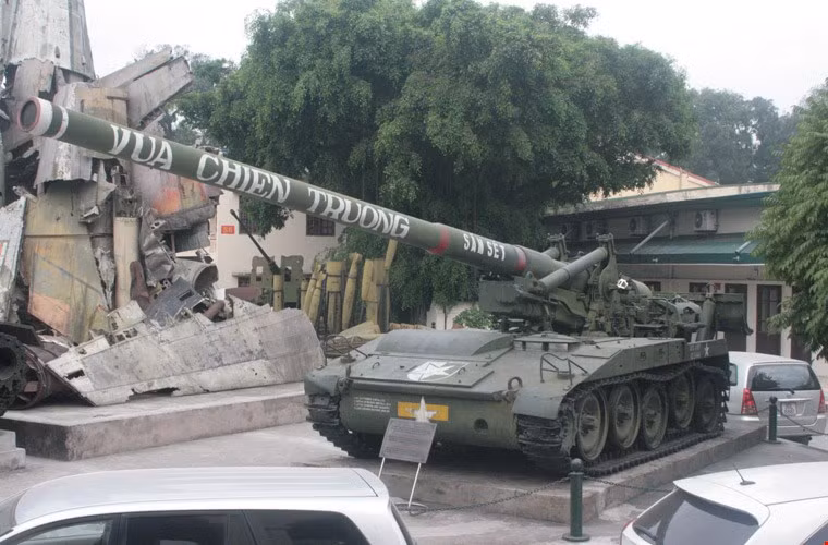 M107 175mm do công ty FMC (Mỹ) sản xuất từ đầu những năm 1960, Mỹ bắt đầu triển khai M107 tới Việt Nam từ cuối những năm 1960 đến đầu 1970. Tháng 3/1975, sau chiến dịch Tây Nguyên, QĐND Việt Nam đã thu được 12 khẩu pháo tự hành 175mm này và tiếp tục thu được một số khác sau 1975 để hình thành một tiểu đoàn pháo binh chiến lược. Trong cuộc chiến tranh biên giới phía Nam, pháo tự hành M107 đã tham gia vào các trận đánh tiêu diệt Khmer Đỏ ở Mộc Bài - Tây Ninh.