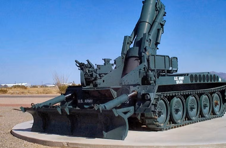 Vì đạn pháo có kích cỡ rất lớn, trọng lượng nặng nên số đạn dữ trữ lớn nhất trong xe chỉ có 2 viên. Trong chiến đấu, M107 cần phải xe tải đạn M548 đi kèm.