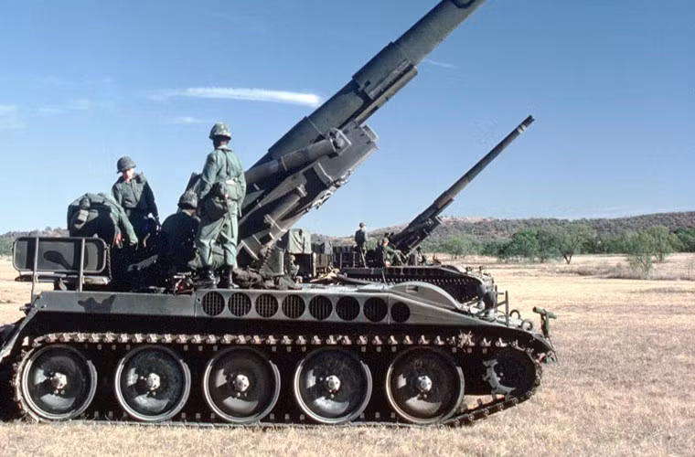 Pháo tự hành M107 có trọng lượng chiến đấu tới 28,3 tấn, dài tổng thể 11,30m, rộng 3,15m, cao 3,47m với kíp pháo thủ 13 người. Khung gầm M107 là xe bánh xích trang bị động cơ 450 mã lực cho tốc độ tối đa 80km/h, tầm hoạt động 720km.