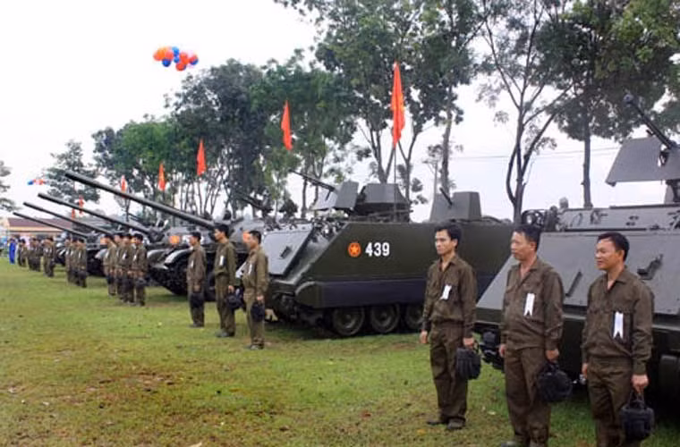 Về trang bị cơ giới hạng nặng, hiện QĐND Việt Nam sử dụng rộng rãi, phổ biến các xe bọc thép M113 huyền thoại Mỹ và vẫn còn để trong kho bảo quản xe tăng M48 Patton và M41 Bulldog.