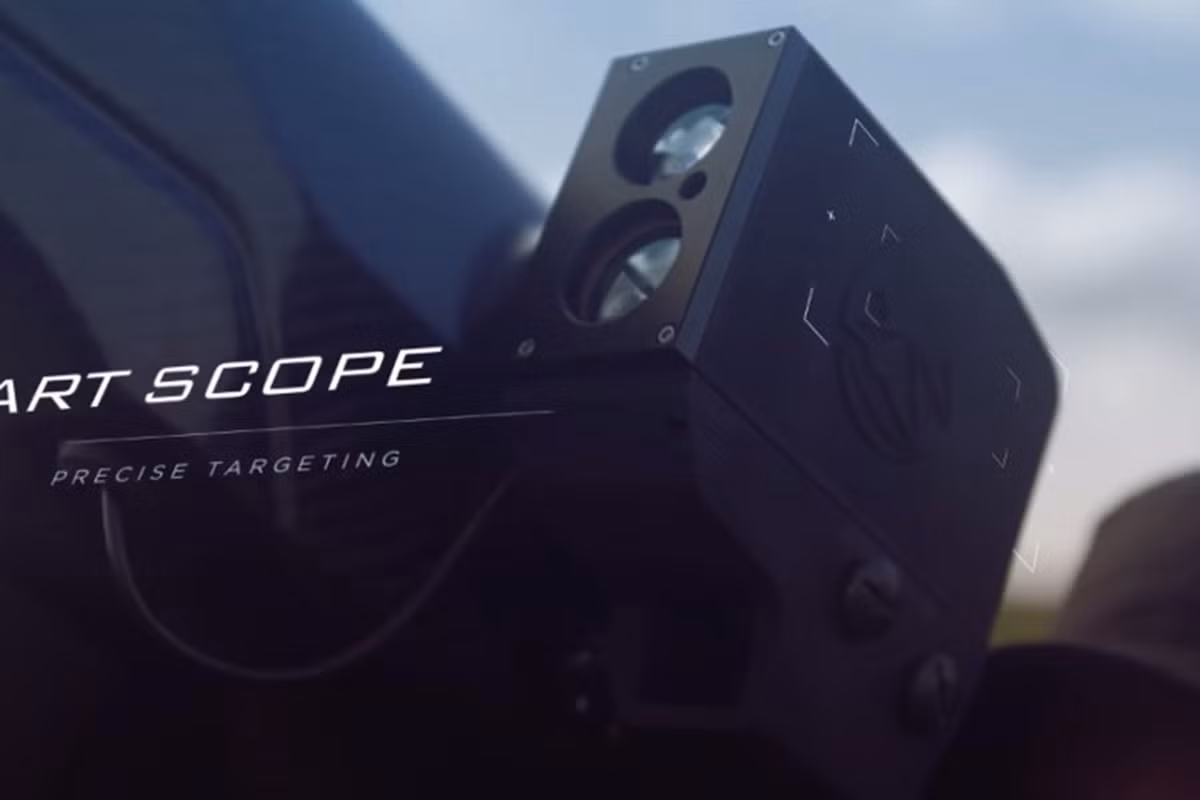 Sky wall-100 có trọng lượng 10kg, được lắp đặt một hệ thống máy tính và kính ngắm thông minh giúp chọn đường ngắm hiệu quả để bắn hạ mục tiêu.