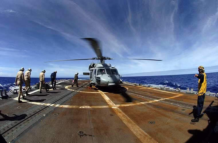 Ngoài ra, ở đuôi tàu có hangar và sân đỗ cho phép triển khai đến hai trực thăng săn ngầm SH-60 Seahawk.