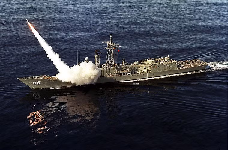 Vũ khí chống hạm và phòng không được tích hợp cùng vào bệ phóng tên lửa đa năng Mk 13 đặt phía trước thượng tầng đài chỉ huy. Bệ phóng này có triển khai bắn tên lửa phòng không tầm trung RIM-66 SM-1MR có tầm bắn khoảng 40km.