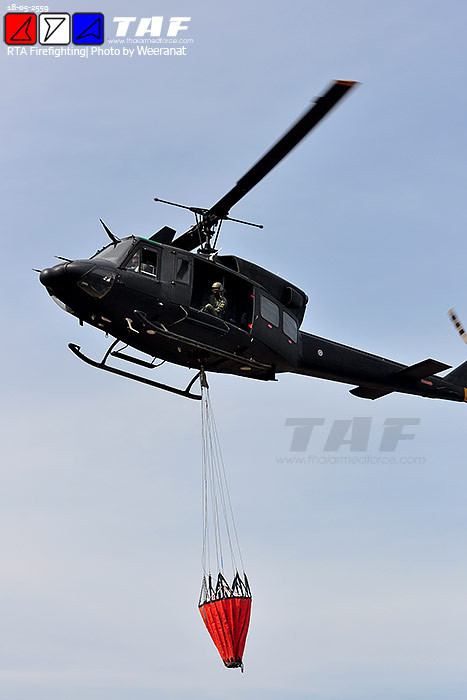 Trực thăng vận tải UH-1 được sử dụng để mang gàu nước khổng lồ phục vụ chữa cháy rừng.