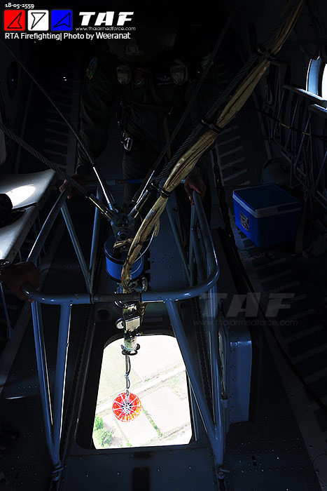 Trong ảnh, chiếc trực thăng Mi-17 cất cánh cùng gàu nước treo dưới.