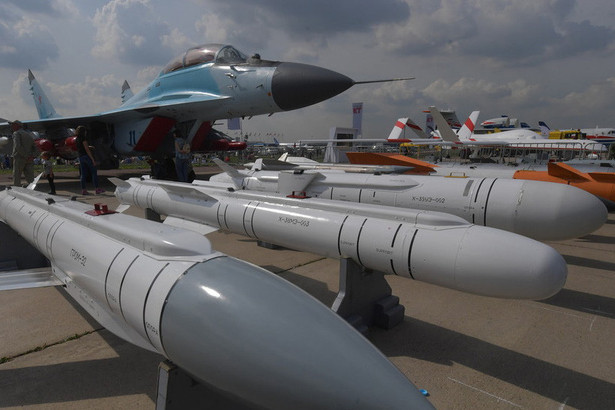 Zhuk-AE thậm chí có thể cùng lúc giúp chiến đấu cơ tấn công 6 mục tiêu trên không và 4 mục tiêu mặt đất. Ở những trường hợp cụ thể, phạm vi hoạt động xa nhất có thể lên tới 160km. Radar này cũng có thể điều khiển tốt đối với các loại tên lửa đất đối không cũng như đất đối đất và truyền dữ liệu về chiến thuật sang cho các máy bay khác.