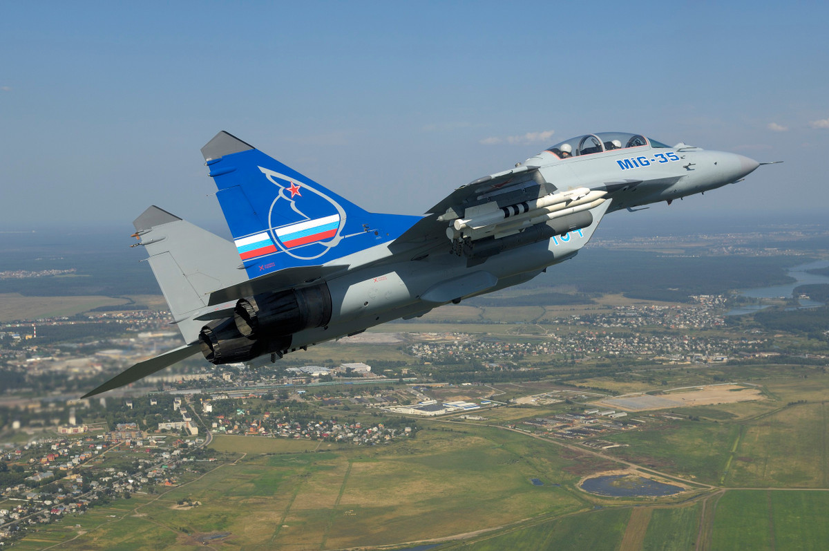 Không quân Nga quyết định trang bị cho MiG-35 các hệ thống vũ khí có triển vọng xa hơn, hệ thống điện tử kỹ thuật số tiên tiến, động cơ mới..., tóm lại là MiG-35 đã là một máy bay hoàn toàn mới, vượt trội hoàn toàn các phiên bản trước.