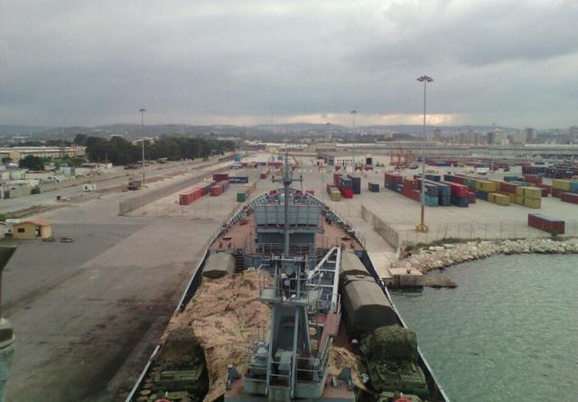 Khi Nga vào chiến trường Syria, đối thủ đầu tiên mà họ phải đối mặt là Mỹ, mặc dù có nguồn lực kém Mỹ nhiều mặt, nhưng Nga là có thuận lợi là đồng minh lâu đời của Syria; điều này cũng dẫn đến sự tự tin của Nga, khi ủng hộ Chính phủ Syria, nhưng nếu Chính quyền của Tổng thống Bashar al-Assad thất bại, Nga sẽ phải chịu thiệt hại về những khoản viện trợ trong những năm qua.