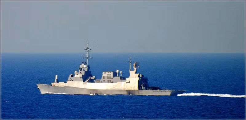 Đầu tiên là trang bị điện tử: Tàu Sa'ar 5 được trang bị radar quét điện tử chủ động EL/M-2248 MF-STAR gồm 4 mảng ăng ten quay về 4 hướng có chức năng và kết cấu tương tự như hệ thống Aegis của Mỹ với tầm hoạt động tối đa 250 km. Cùng với đó là radar điều khiển hỏa lực EL/M-2221, sonar gắn liền thân Elta Type 796 cùng với sonar dạng kéo do Tập đoàn công nghiệp quốc phòng Rafael sản xuất.