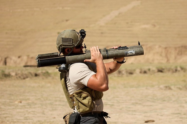 So với các loại súng chống tăng khác như SMAW và AT4, thì M72 LAW được đánh giá là dễ dùng hơn, nhẹ hơn.