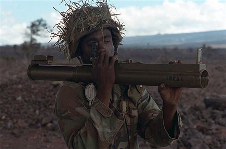 Súng nặng 2,5kg, dài chưa đến 1m lúc mở ra (chỉ 0,67 m lúc gấp lại), đường kính nòng 66 mm.