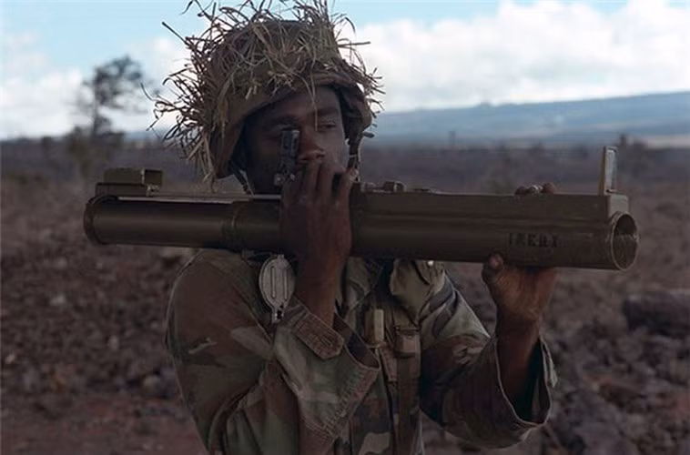 Súng nặng 2,5kg, dài chưa đến 1m lúc mở ra (chỉ 0,67 m lúc gấp lại), đường kính nòng 66 mm.