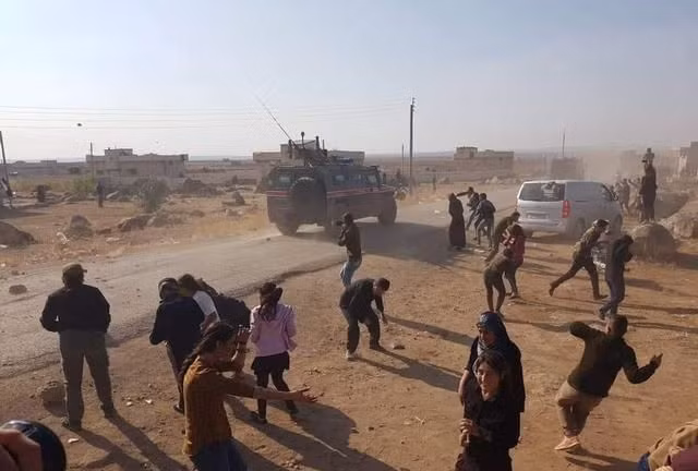 Lực lượng phiến quân không chỉ tổ chức các cuộc tiến công, mà còn sử dụng cả phụ nữ và trẻ em tham gia ngăn cản các cuộc tuần tra chung của Thổ Nhĩ Kỳ và Nga, như đốt lốp xe, lập nhiều vật cản đường…sau đó dùng điện thoại ghi lại hình ảnh và đưa lên mạng xã hội, buộc cuộc tuần tra chung giữa Nga và Thổ Nhĩ Kỳ phải dừng lại.